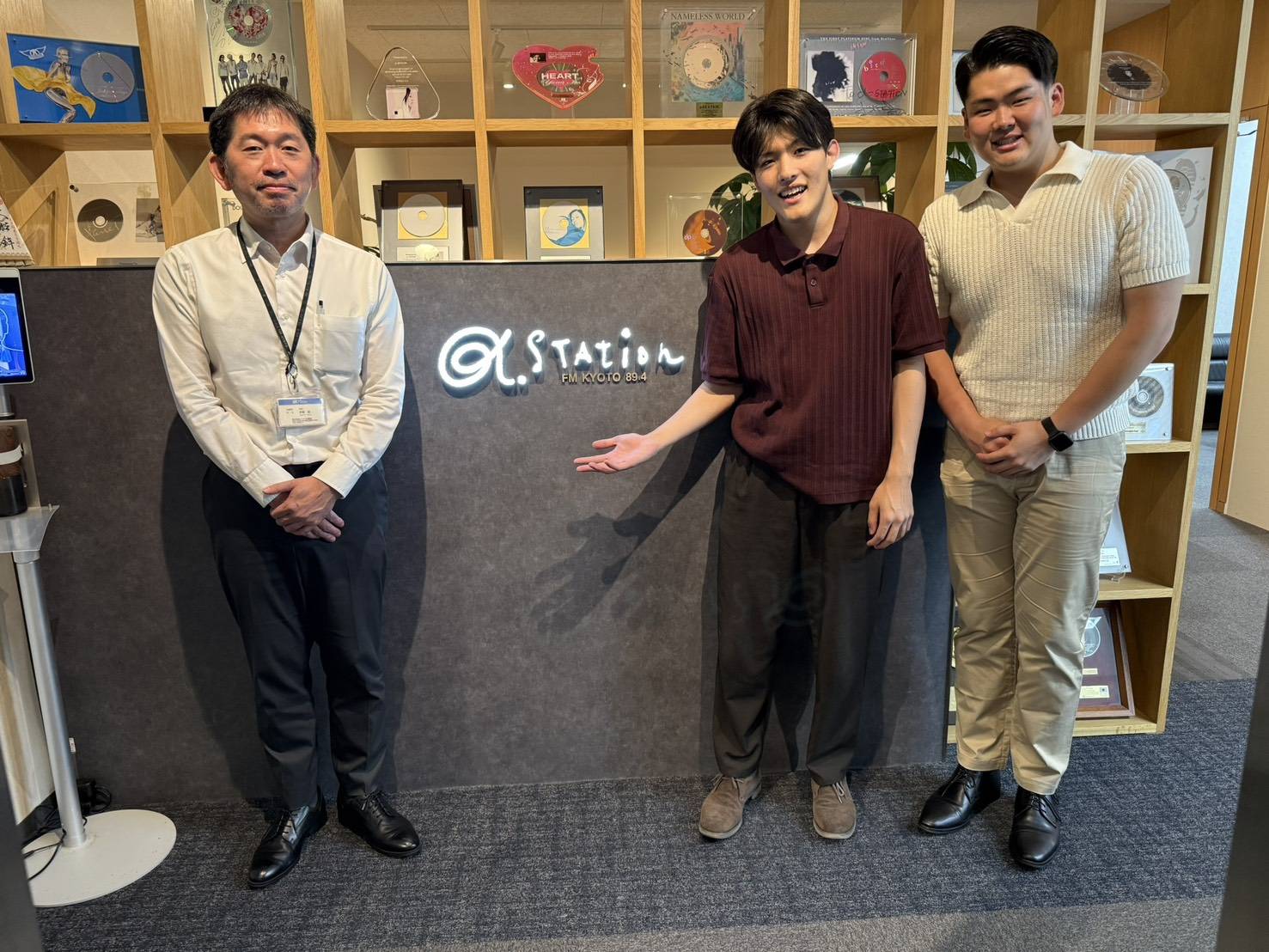 @Stationの展示棚の前で撮影した訪問写真